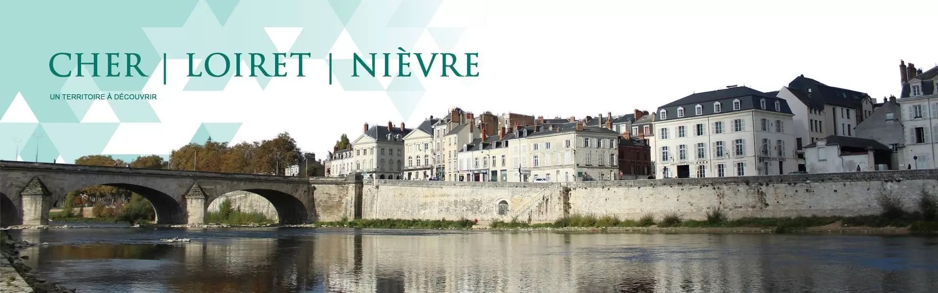 Agence bancaire du Crédit Agricole Centre Loire avec son panneau d'enseigne