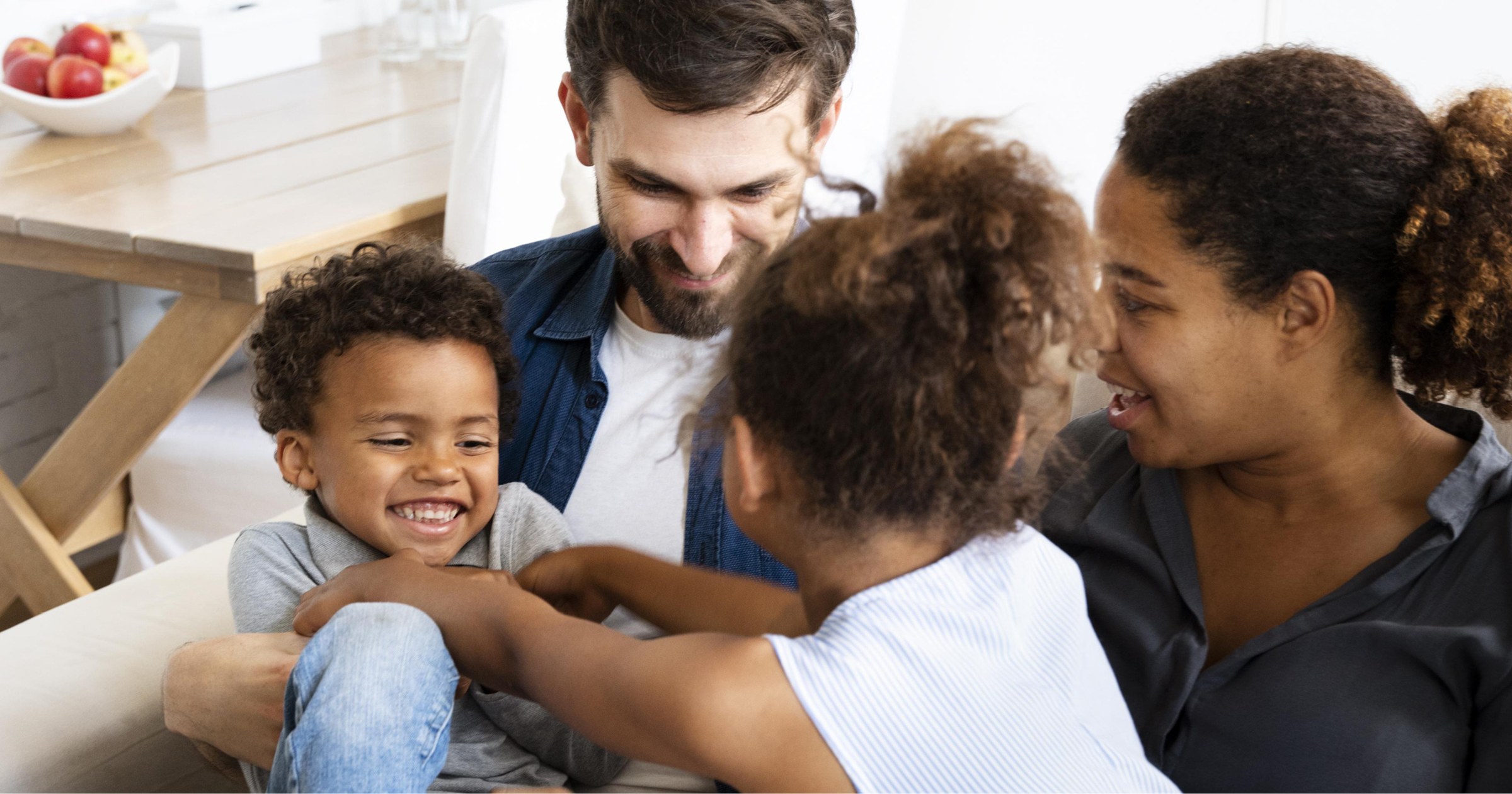 Parent consultant le portail famille de Sarcelles sur un ordinateur