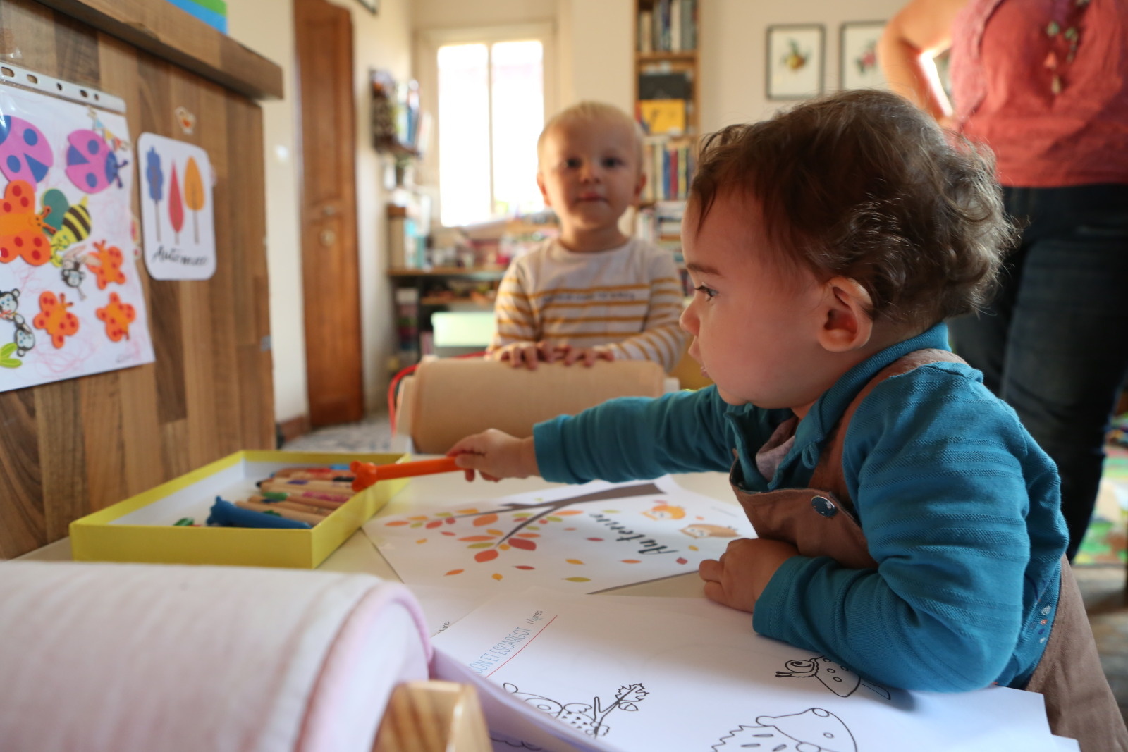 Parent consultant un portail famille municipal sur ordinateur