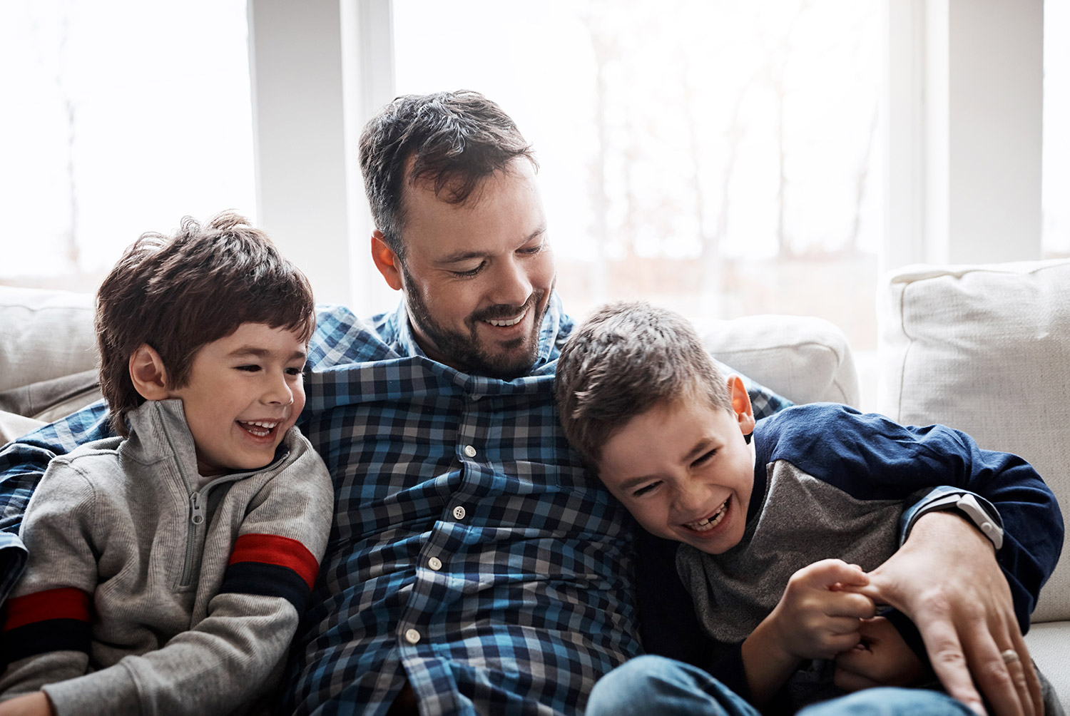 Famille posant des questions et cherchant des réponses sur l'accompagnement d'un proche