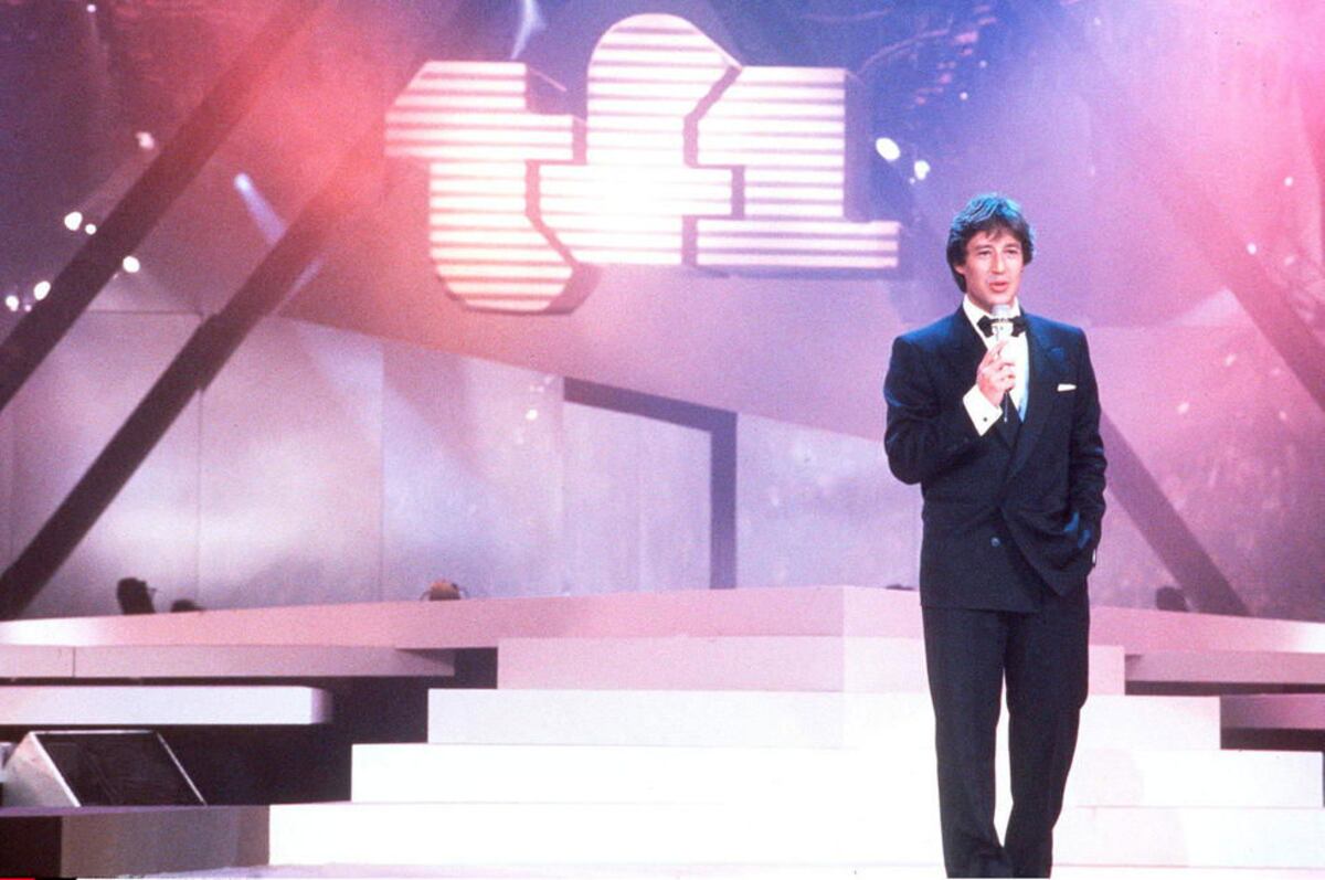 Patrick Sabatier, animateur de télévision, sur un plateau